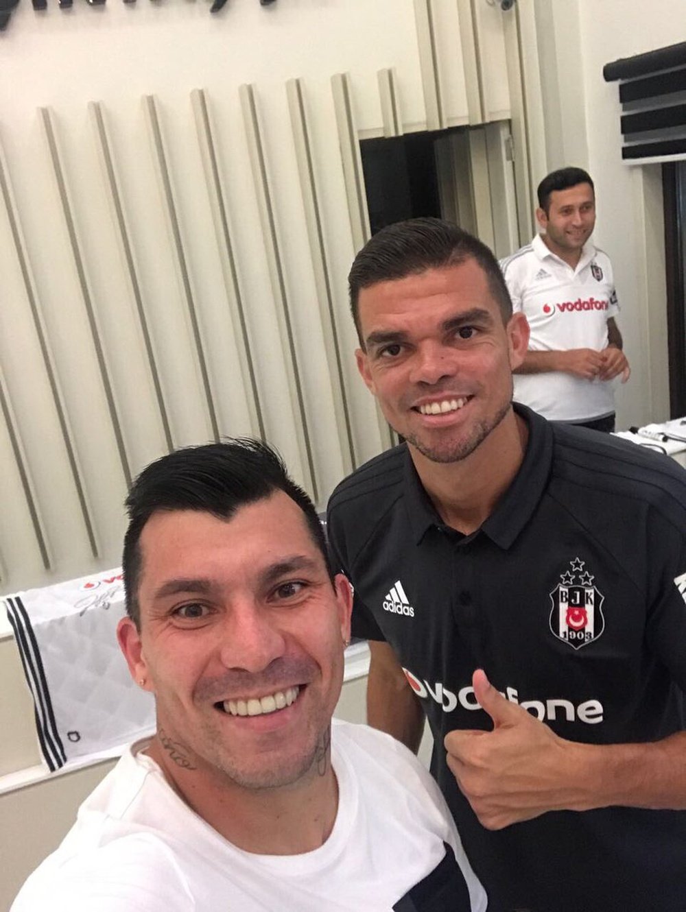 Medel y Pepe, juntos con el Besiktas. Twitter