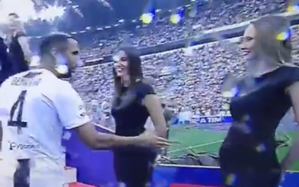 Benatia's handshake offer was swerved by the two women. Captura