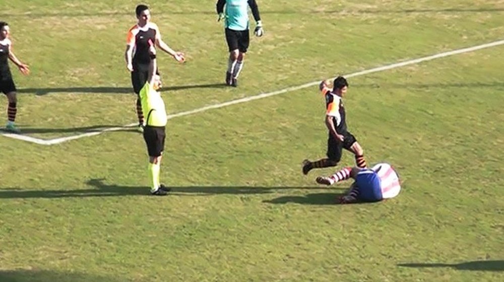 Mehmet Değirmenci, futbolista del Sayanispor, a punto de patear el rostro de Kayhan Karakaş, en un partido de la liga regional turca. Twitter