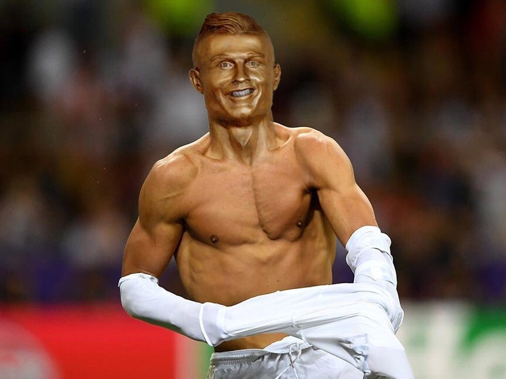 Meme sobre o busto de Cristiano Ronaldo. Twitter
