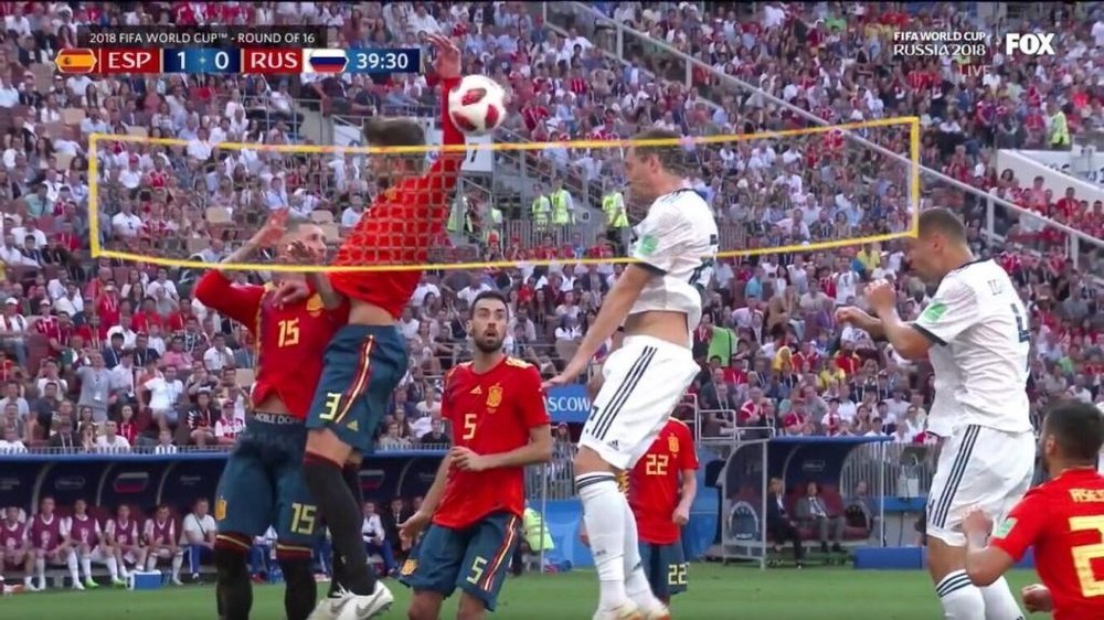 Piqué dio el empate a Rusia con esta mano en el área. Twitter/rossoneroanto