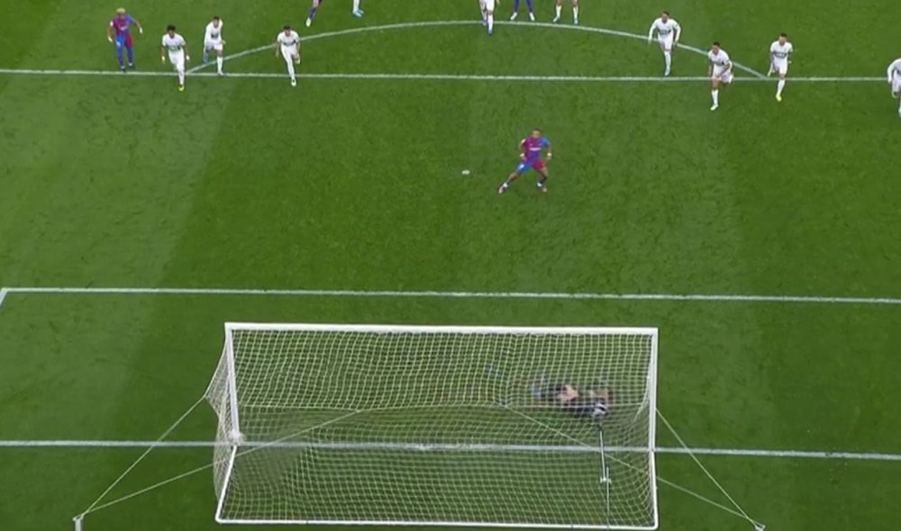 Depay scored a controversial penalty to give Barca victory at Elche. Screenshot/MovistarLaLiga