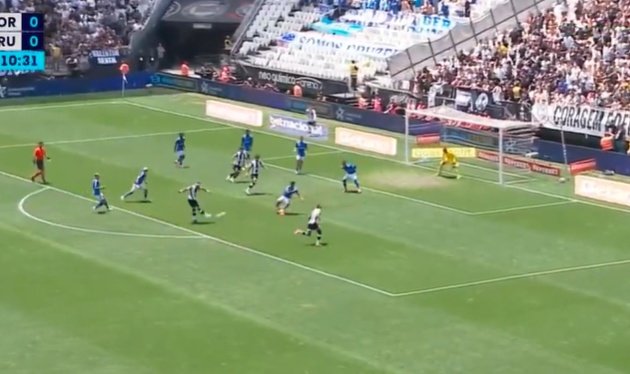 El golazo de buena mañana de Memphis en Brasil. Captura/Premiere