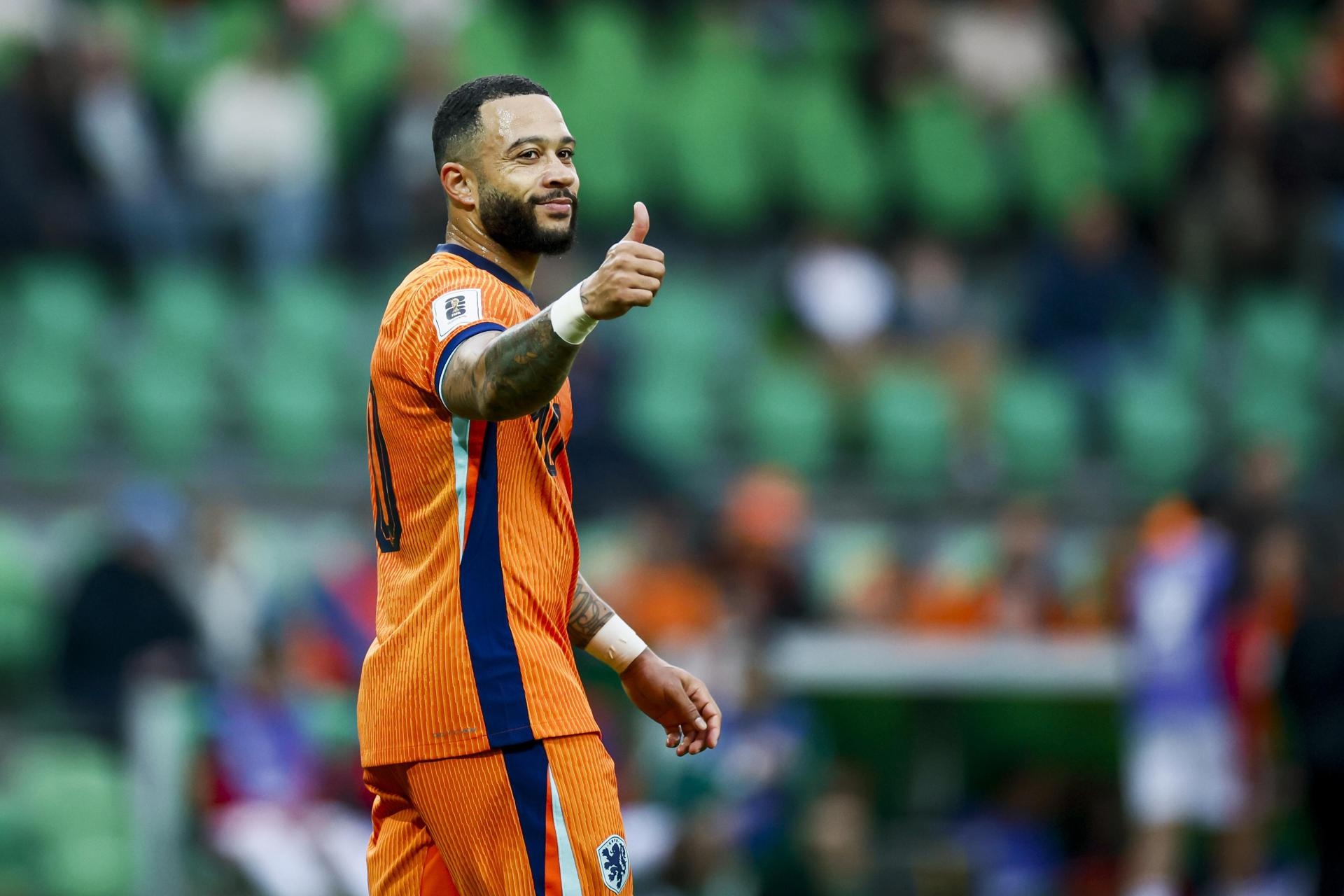Noite histórica para Memphis Depay. A seleção dos Países Baixos confirmou o favoritismo contra Malta, aplicando uma goleada de 8 a 0. O grande protagonista da partida foi o corinthiano Memphis que, com dois gols, igualou-se a Robin van Persie como maior artilheiro da história da seleção neerlandesa, ambos com 50 gols.