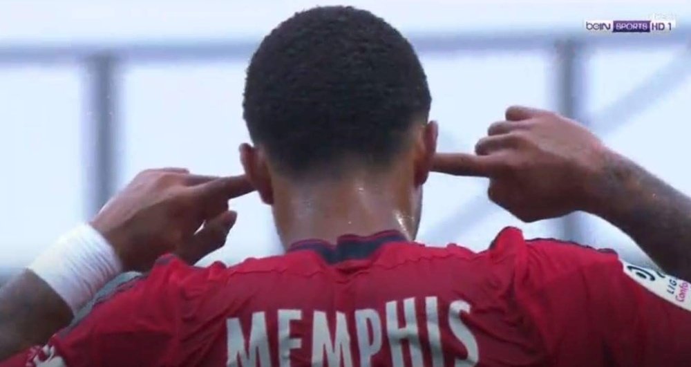 Memphis Depay se tapa los oídos para celebrar un tanto con el Olympique de Lyon. Twitter