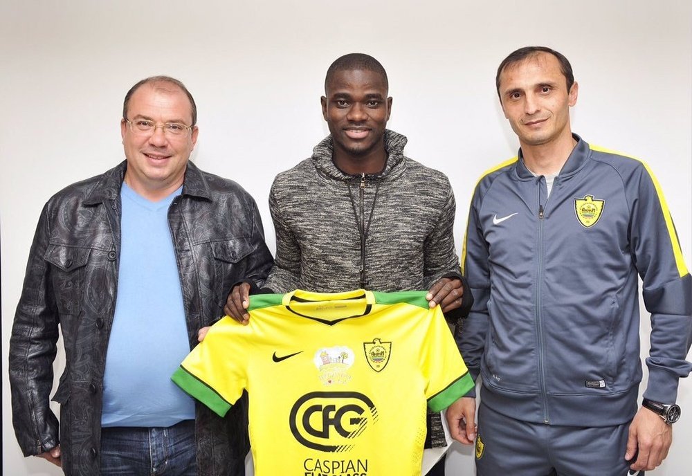 Mensah posa ya con la camiseta de su nuevo equipo, el Anzhi ruso. Twitter