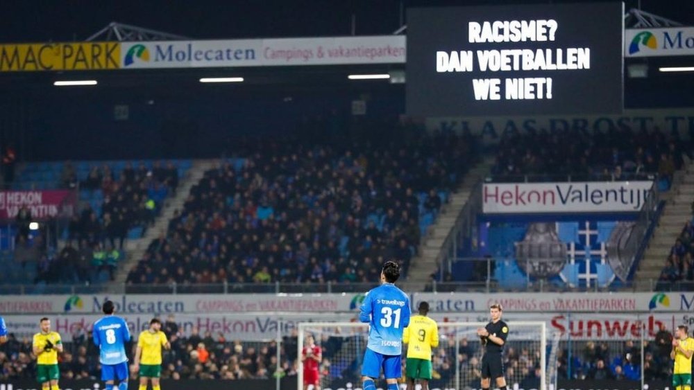 Los partidos se pararon en le Eredivisie por el racismo. Twitter/PECZwolle