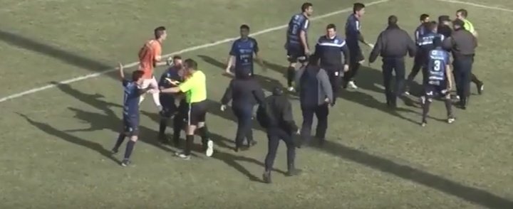 Lío en la Tercera División Argentina por agredir a un árbitro