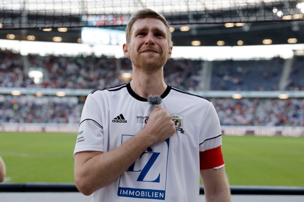 Mertesacker was left in tears after being replaced by his 67-year-old father. Twitter/Hannover96