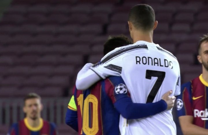 O mais esperado: Messi e Cristiano se abraçaram antes da partida