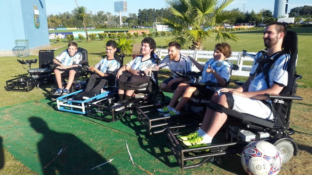 Messi, con los chicos de 'Powerchair Football'. Argentina