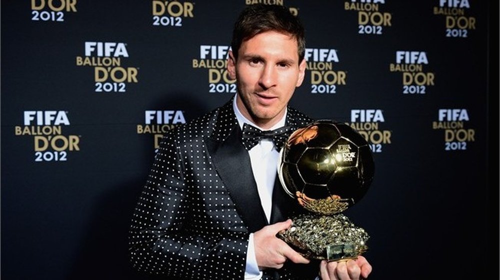 Messi, con el Balón de Oro. FIFA
