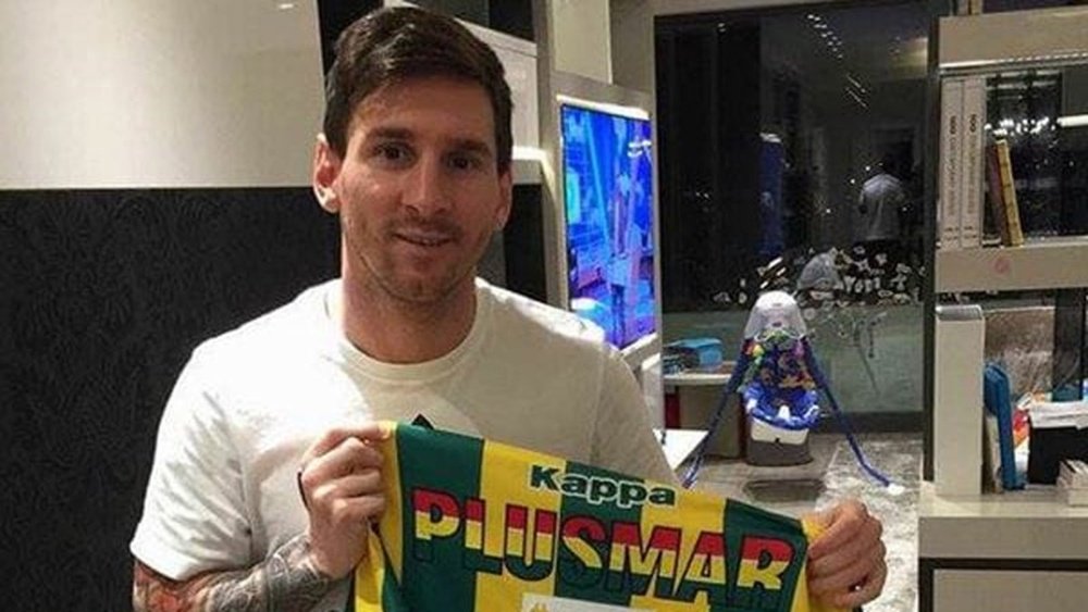 El argentino guardó la camiseta que le enviaron desde Argentina. Instagram/Leomessi