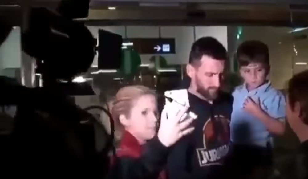 Messi fue recibido por su hijo Tiago. Youtube