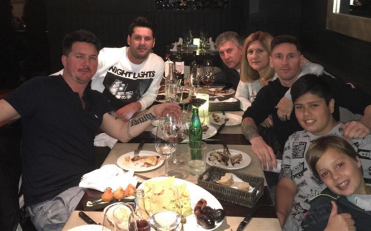 Messi, with friends in a restaurant. Instagram