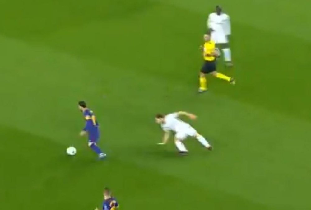 Messi dejó en el suelo a Cesc con un simple amago. Captura