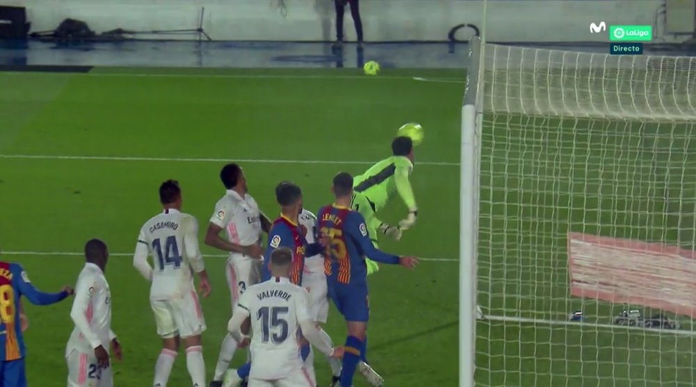 Messi tenta um gol olímpico e carimba a trave de Courtois. Captura/Movistar+LaLiga