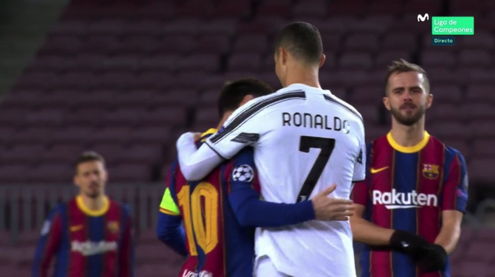 Messi e Ronaldo si abbracciano in campo. MovistarLigadeCampeones