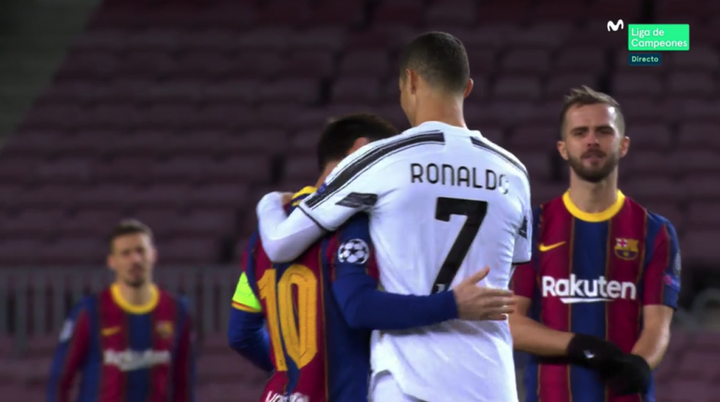 L'immagine più attesa: l'abbraccio tra Messi e Ronaldo prima della partita