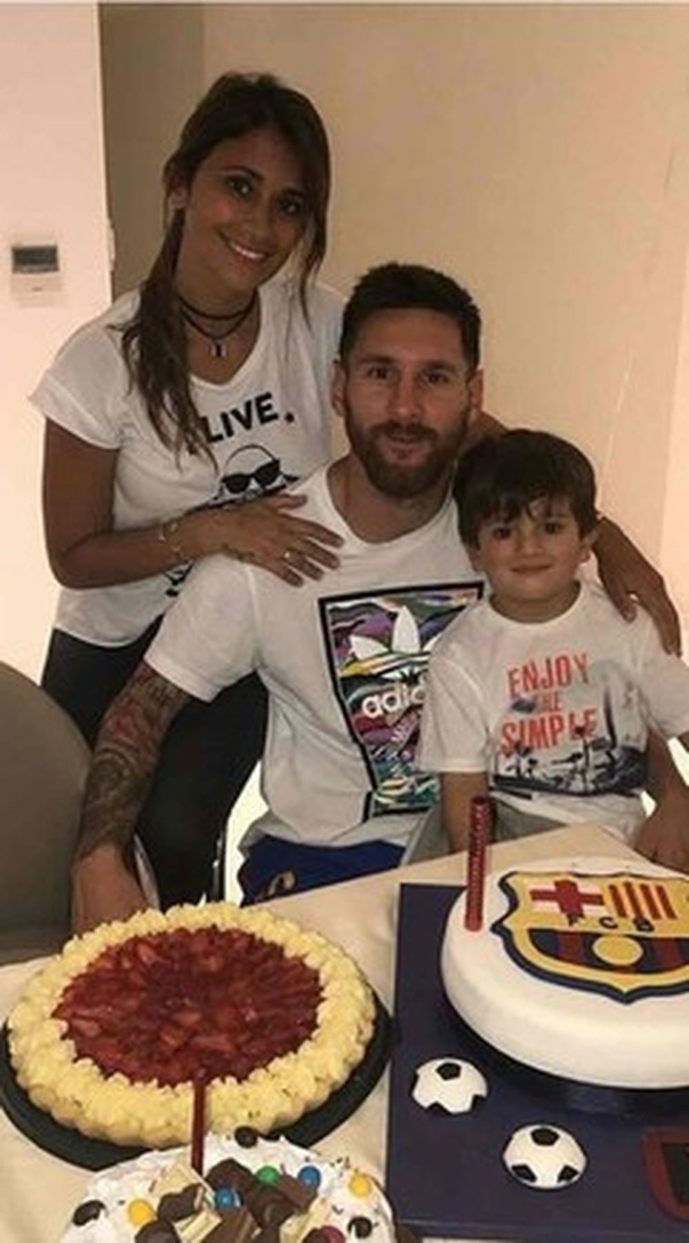 Messi tuvo tres tartas y una de ellas era del Barcelona. Instagram