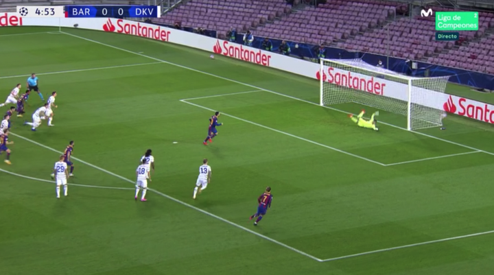 Já são cinco pênaltis seguidos: Messi abre o placar
