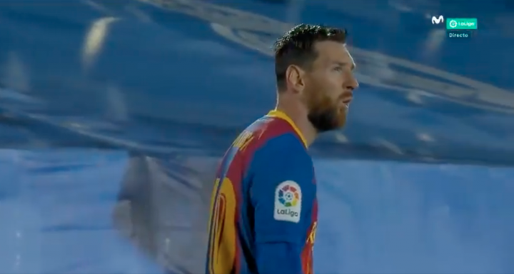 A discussão de Messi com o árbitro: 