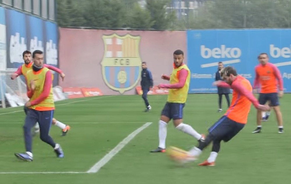 Messi, pendant un entraînement, marque un superbe but. Youtube/FCBarcelona