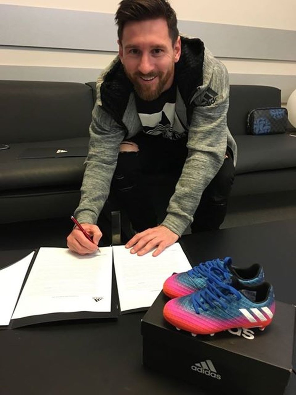 Messi en train de firmer son nouveau contrat avec Adidas. LeoMessi