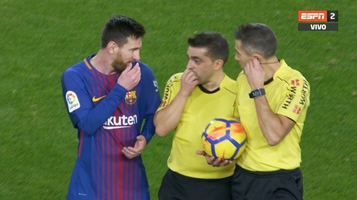 Messi seguía sin creerlo... y el árbitro intentó explicar por qué no vio el gol