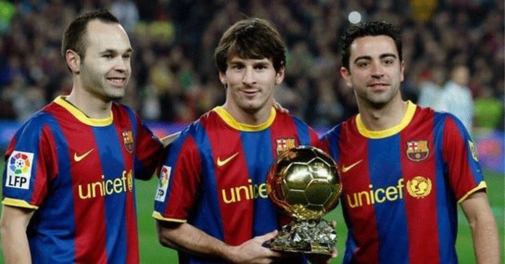 Messi, Xavi and Iniesta show off the Ballon d'Or. Twitter