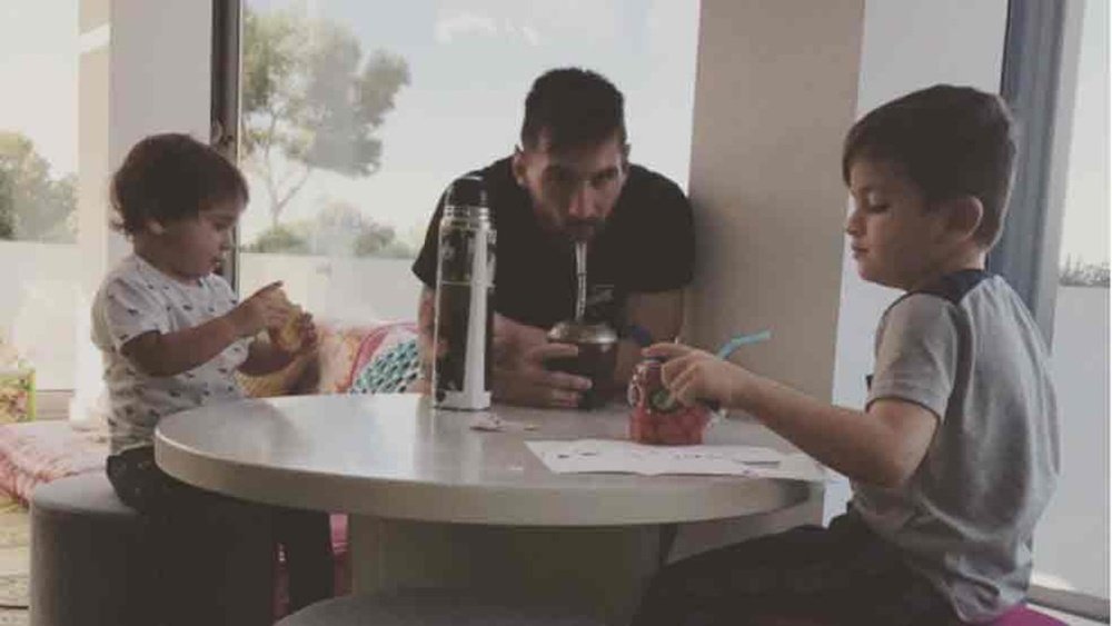 Messi desayunó con sus hijos antes de volver al trabajo con el Barcelona. Instagram