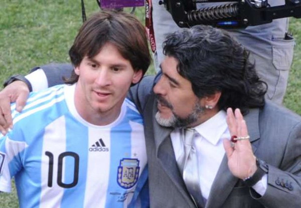 Messi, junto a Maradona en el Mundial 2010. Twitter