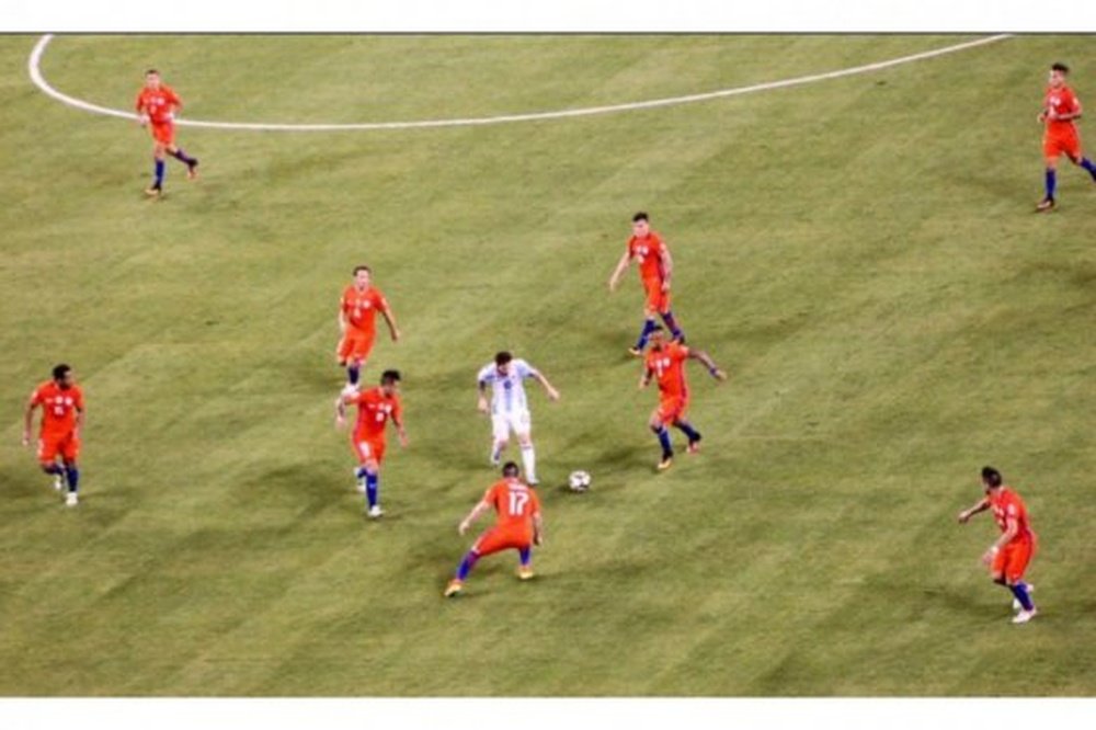 Una de las imágenes de la final de la Copa América, con Messi sólo en el ataque. @MisterNo_