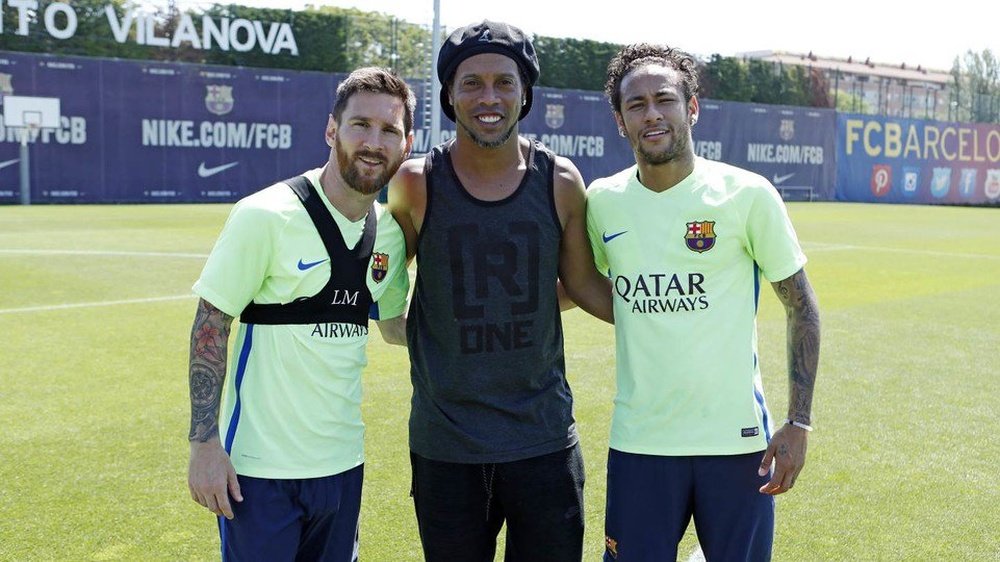 Ronaldinho, Messi et Neymar, passé, présent et futur du FC Barcelone. FCBarcelona