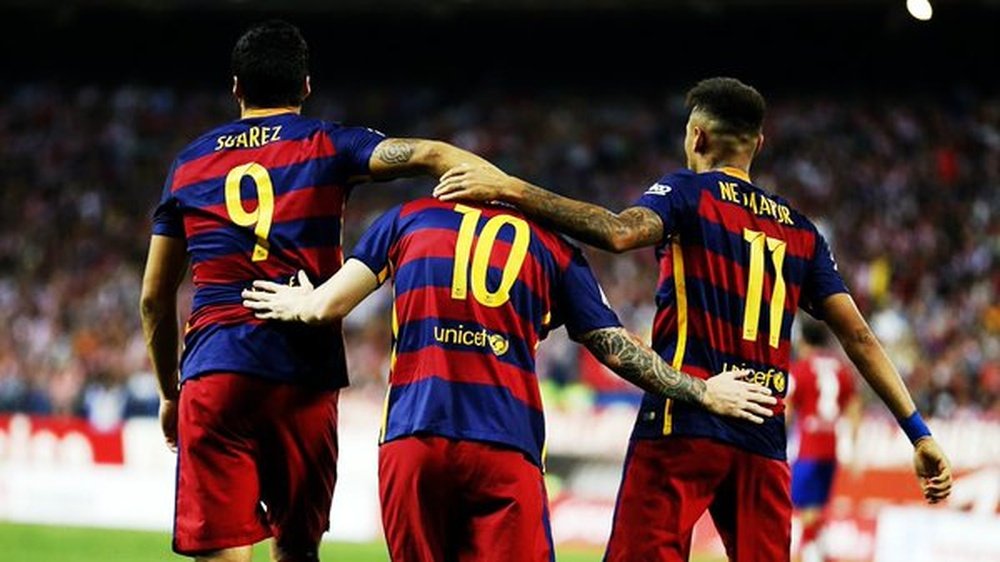 Messi, Suárez y Neymar, de espaldas, durante un partido. Twitter