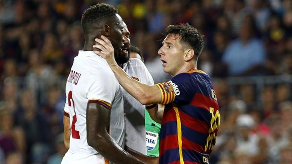 Messi llegó a agarrar del cuello a Yang-Mbiwa durante el Barcelona-Roma. Twitter