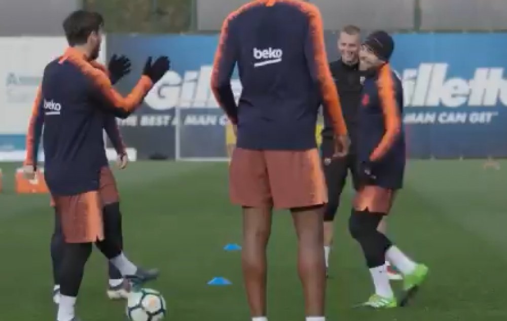 Messi applauded the piece of skill by Dembele. Twitter/FCBarcelona