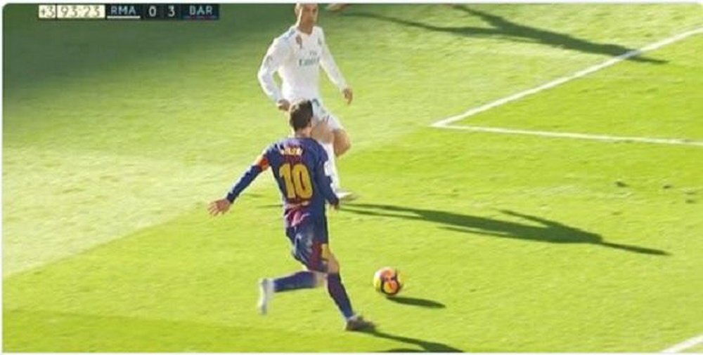 Messi asiste ante Cristiano sin su bota derecha. Twitter