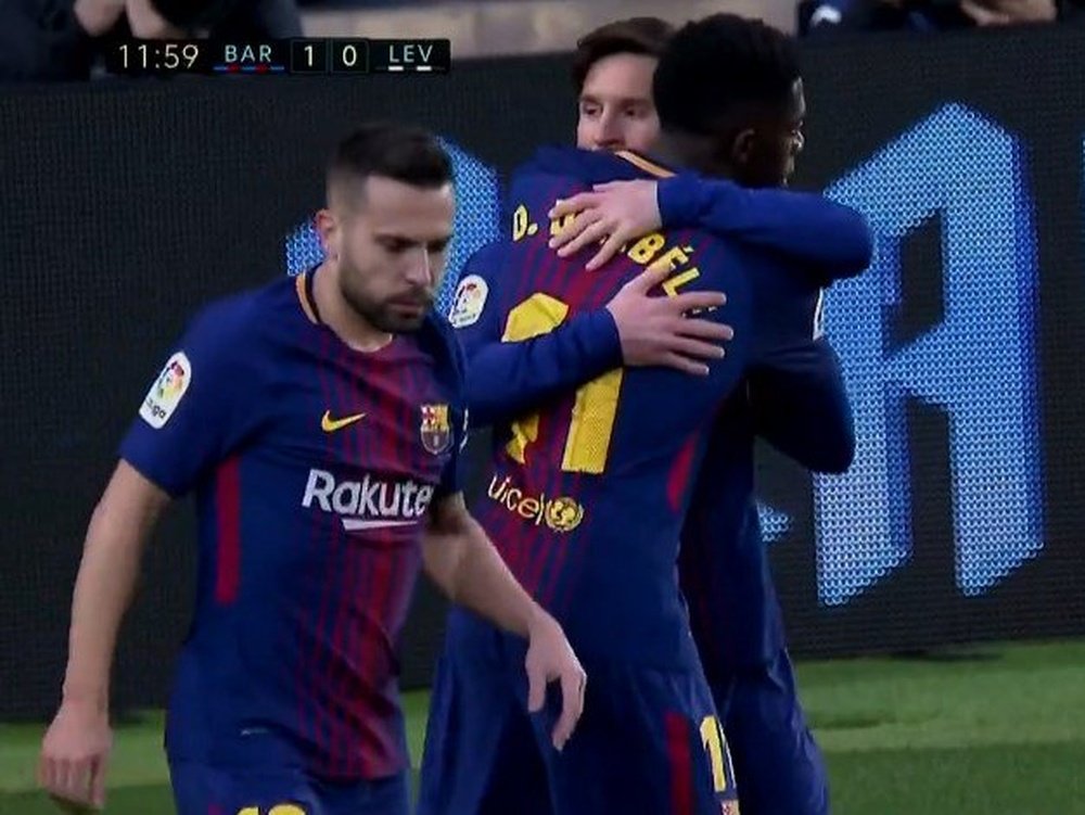 Messi celebra con Dembélé y Alba su gol ante el Levante. Twitter