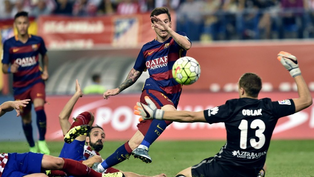 Messi durante el partido que enfrentó al Barcelona y al Atlético en El Calderón. Twitter.