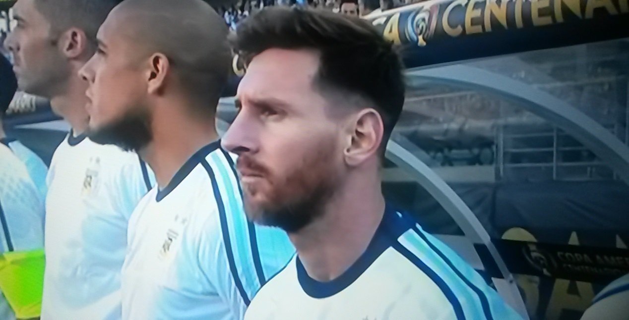 Messi escucha el himno argentino desde el banquillo de su selección. Canal+