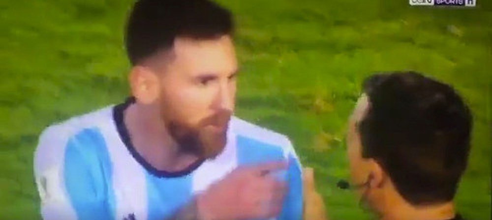 L'Argentin Messi insulte les arbitres au match de qualif de la Coupe du Monde face au Chili. AFP