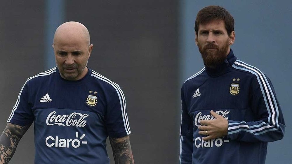 Desvelan las conversaciones entre Messi y Sampaoli en Rusia. AFP