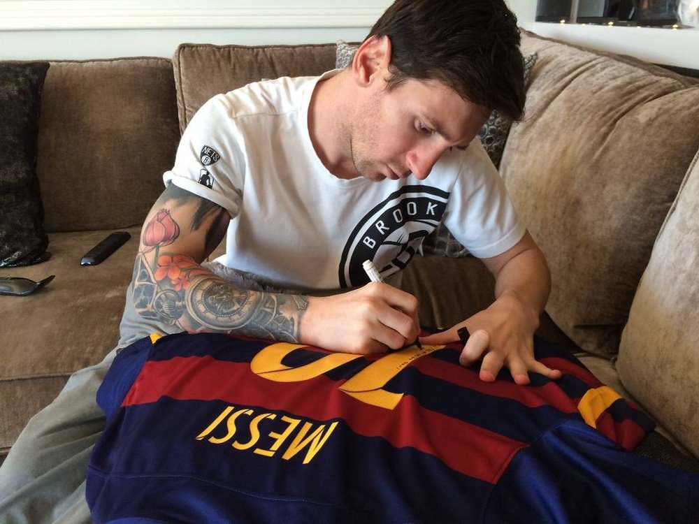 Messi firmando la camiseta a Ronaldinho. FcBarcelona