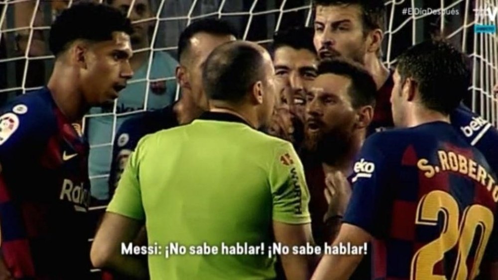 Messi à l'arbitre après l'expulsion de Dembélé. Captura/ElDiaDespues/Movistar