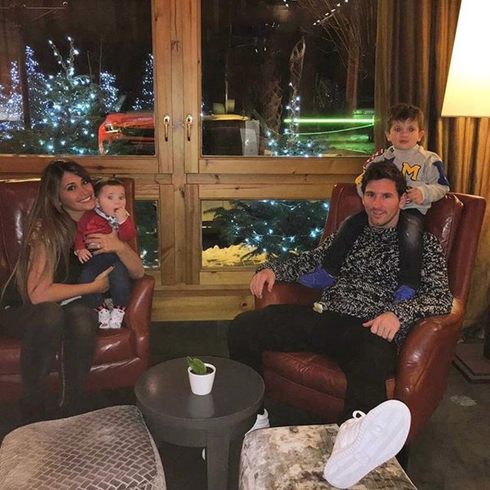 Messi junto a su novia y sus hijos durante sus días libres, en la nieve. Instagram