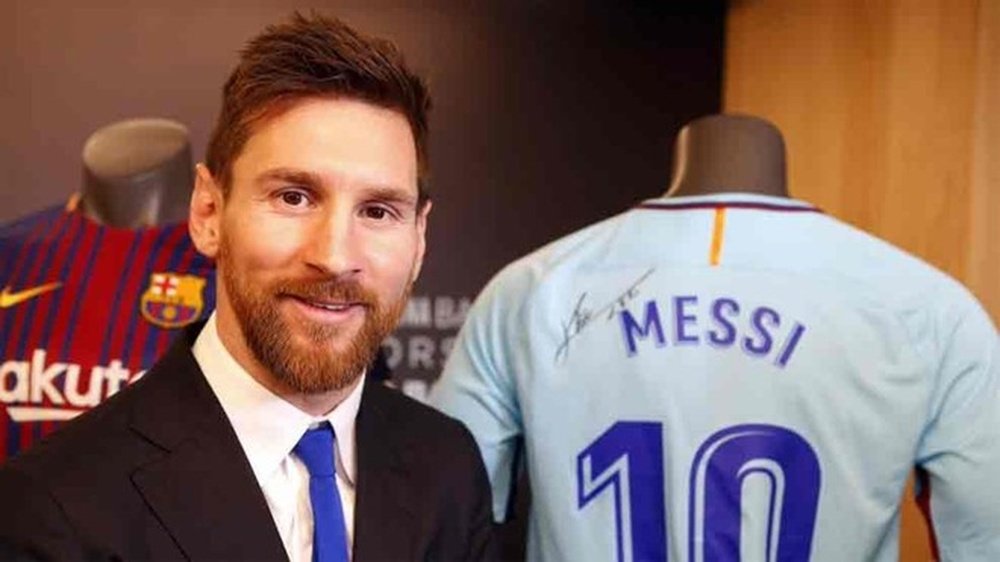 Messi posa con la camiseta del Barcelona firmada tras renovar. FCBarcelona
