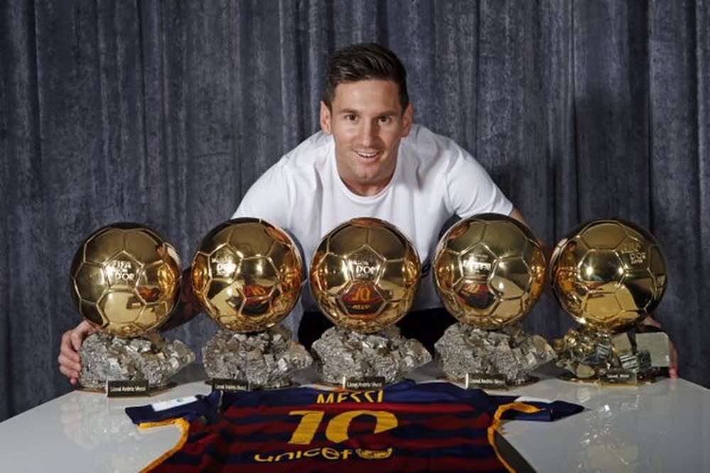 Messi pose avec ses cinq ballons d'or. Twitter