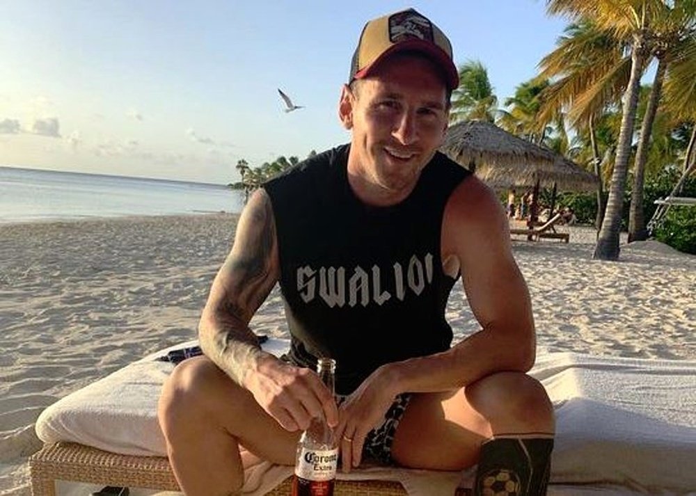 Messi troca o mate pela cerveja. Insgram/AntonelaRocuzzo