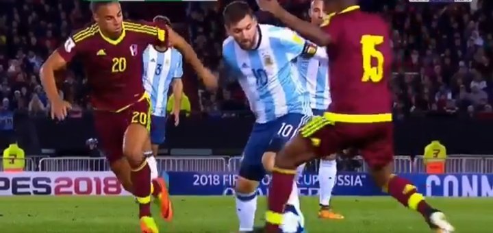 ¡Espectacular! Menudo caño de Messi a Murillo